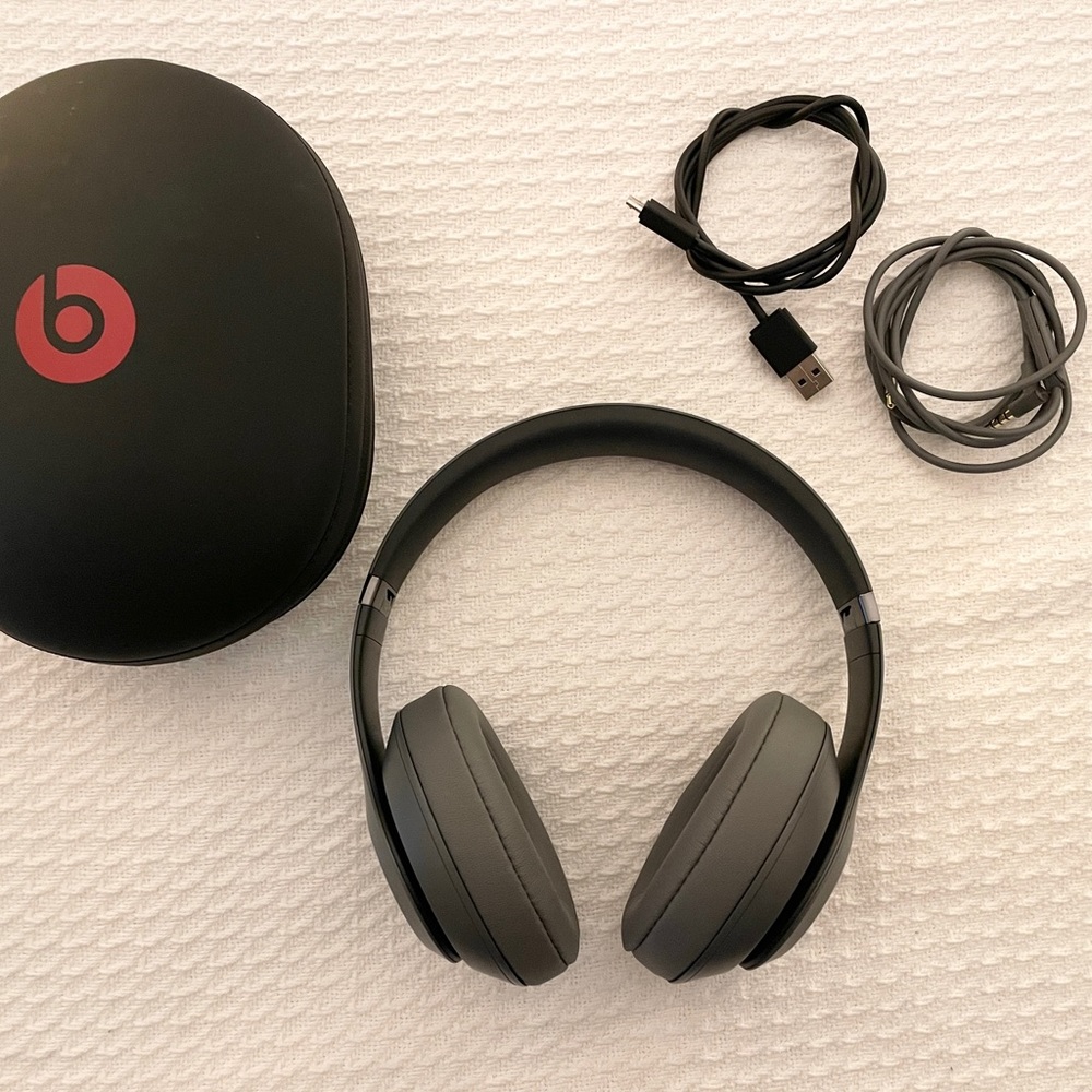 Beats by Dr. Dre Studio3 Wireless Headphones Gray
